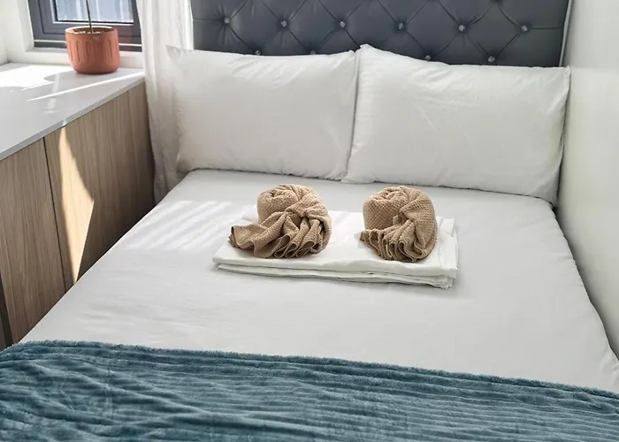 Apartment 2br Facing Bay & View Shore 2 Residences Moa With Parking By Prime *